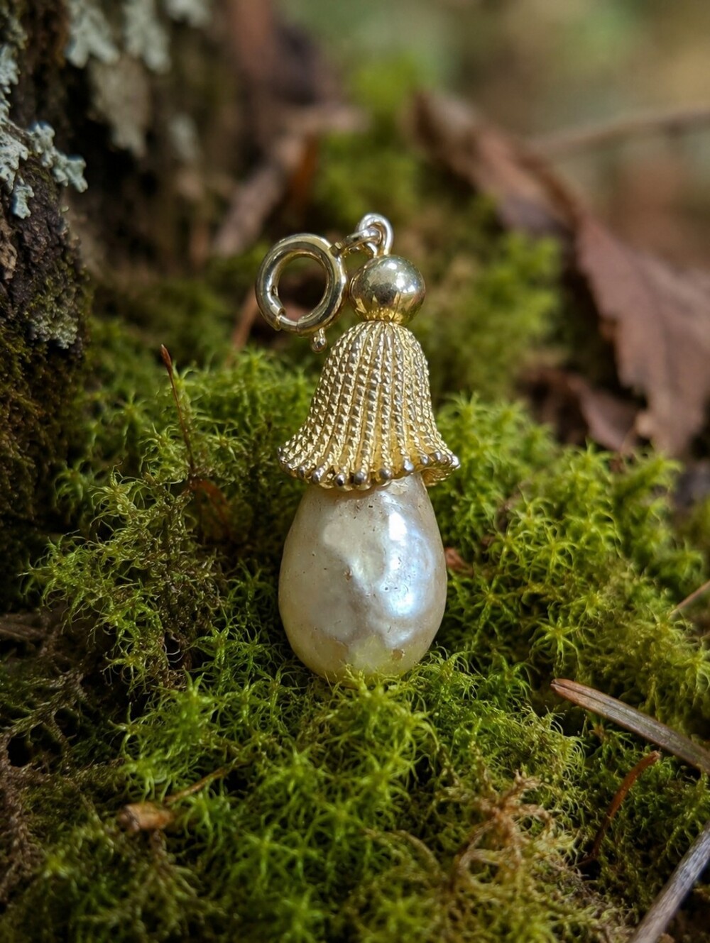 Vintage Mushroom Abstract Faux Baroque Pearl Gold Tone Pendant